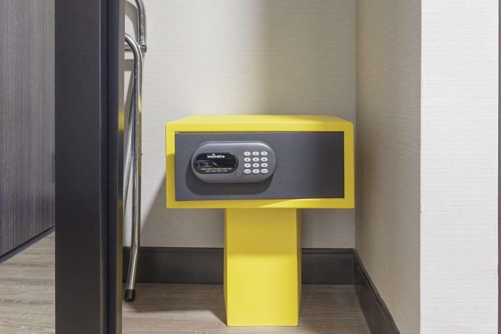 Glo Best Western Mississauga Corporate Centre Room photo