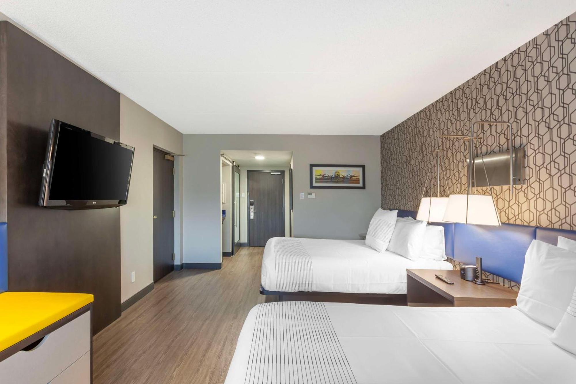 Glo Best Western Mississauga Corporate Centre Exterior photo